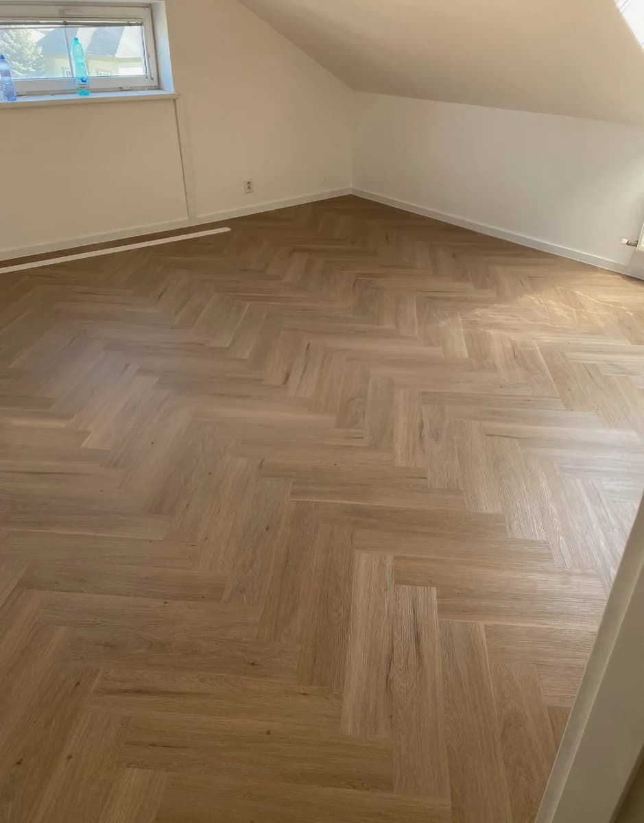 Montaż paneli winylowych w jodełkę w Rybniku – realizacja na poddaszu