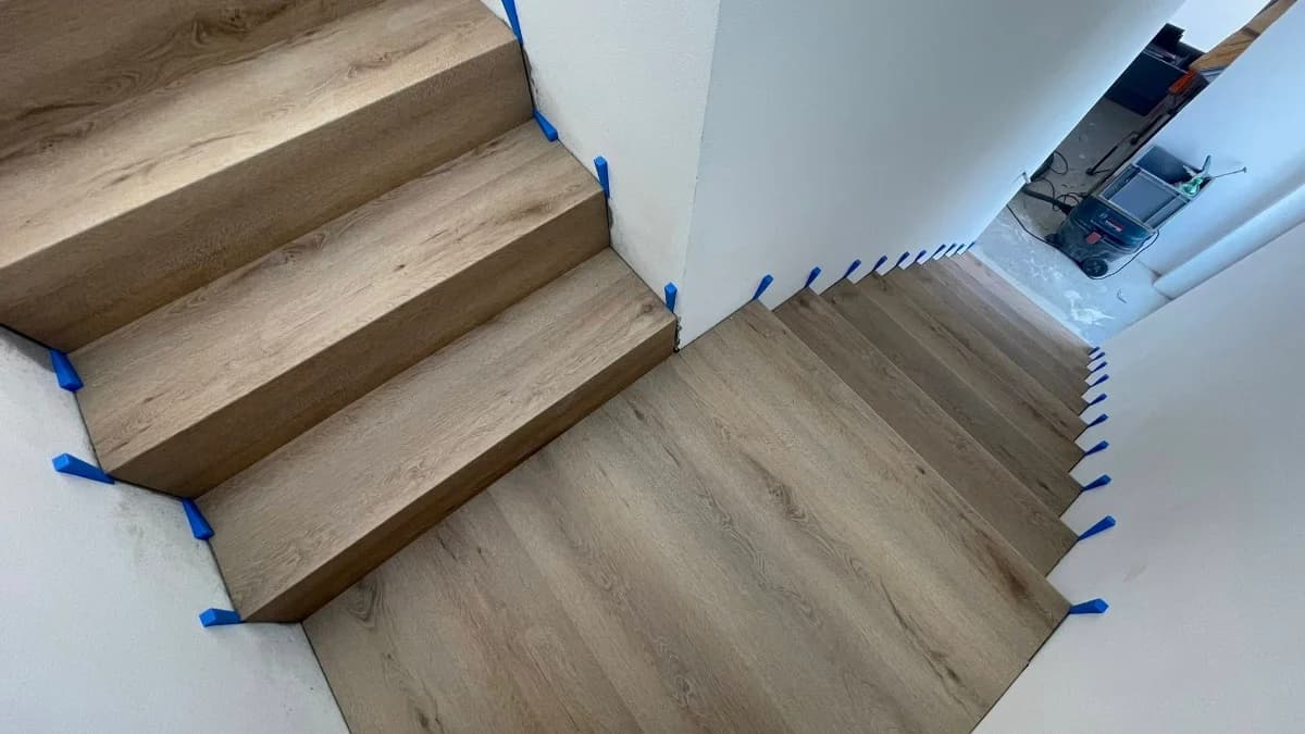 Podłoga i schody w tym samym kolorze — jak dobrać stopnice, krawędzie i podstopnice SPC RIGID